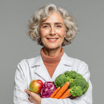 Літня пара готує здорову їжу разом